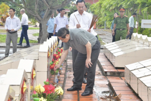 Thủ tướng Phạm Minh Chính tri ân các Anh hùng liệt sĩ, thăm các gia đình chính sách ở An Giang