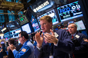 S&P 500 vượt ngưỡng 6,300 điểm, Nasdaq Composite lên 20,974.17 điểm - mức cao kỷ lục mới