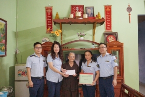 Chi cục QLTT Cao Bằng thăm, tặng quà Mẹ Việt Nam Anh hùng nhân ngày Thương binh - Liệt sĩ