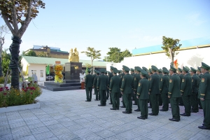 Dâng hương, dâng hoa báo công với Bác