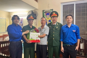 Chi đoàn Cơ quan EVNNPC thăm hỏi gia đình chính sách nhân kỷ niệm 78 năm Ngày Thương binh - Liệt sĩ