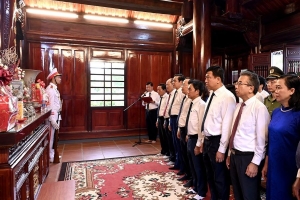 Lãnh đạo tỉnh Hà Tĩnh dâng hương, hoa tưởng niệm Chủ tịch Hồ Chí Minh
