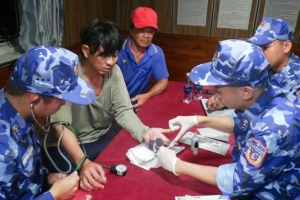 Vùng Cảnh sát biển 4 kịp thời hỗ trợ ngư dân gặp nạn trên biển