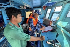 Bộ Tư lệnh Vùng Cảnh sát biển 4 bắt giữ tàu cá vận chuyển trái phép hơn 40.000 lít dầu DO