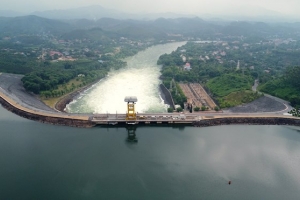 Lũ về, thủy điện Thác Bà mở 2 cửa xả để đảm bảo an toàn hồ chứa
