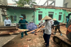 Lãnh đạo tỉnh Hưng Yên tặng quà, trao tiền hỗ trợ xóa nhà dột nát