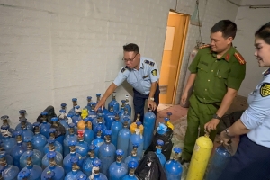Hà Nội: Phát hiện, tạm giữ hàng trăm bình khí N2O không rõ nguồn gốc