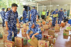 Bộ Tư lệnh Vùng Cảnh sát biển 1 phối hợp hỗ trợ đồng bào vùng lũ Tây Nghệ An