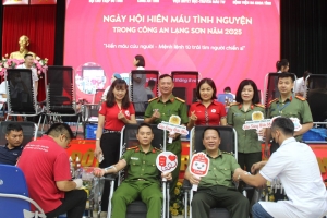 Lạng Sơn: Đông đảo cán bộ, chiến sĩ và nhân dân tham gia hiến máu tại Ngày hội hiến máu tình nguyện trong Công an Lạng Sơn