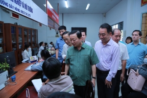 Phó Thủ tướng Trần Hồng Hà kiểm tra hoạt động của trung tâm hành chính công cấp xã tại Vĩnh Long