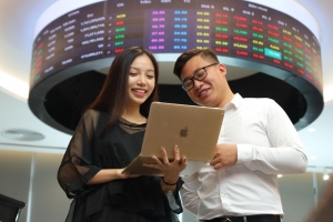 Chứng khoán phiên sáng 11/8: VN-Index tăng mạnh, chính thức chạm và vượt ngưỡng 1.600 điểm