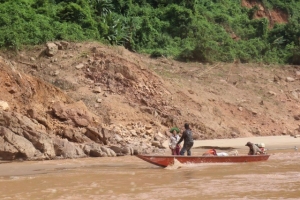 Vượt sông, băng ghềnh mang nhu yếu phẩm về bản Cha Nga