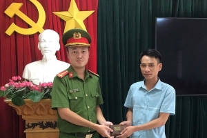 Công an phường An Biên trao trả tài sản, giấy tờ cho người dân đánh rơi