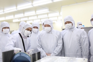 Phó Thủ tướng Thường trực Nguyễn Hòa Bình thăm Công ty TNHH Hana Micron Vina