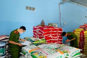 Thu giữ 77 tấn phân bón và chế phẩm nông nghiệp không rõ nguồn gốc
