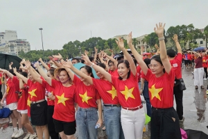 Hàng ngàn người tại Thanh Hóa đi bộ dưới mưa để hưởng ứng chương trình “Cùng Việt Nam tiến bước"