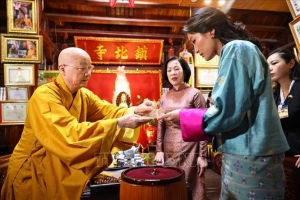 Phu nhân Chủ tịch nước và Hoàng hậu Bhutan thăm chùa Trấn Quốc