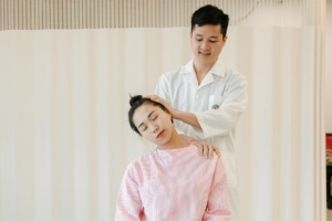 Đau cổ vai gáy ở dân văn phòng gia tăng vì thói quen ngồi lâu, ít vận động