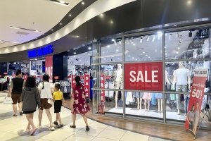 TP. HCM: Hàng hóa dồi dào, tràn ngập sắc ‘sale’ đỏ tại siêu thị, trung tâm thương mại