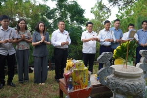 Đoàn ĐBQH tỉnh Quảng Trị dâng hương, viếng mộ Đại tướng Võ Nguyên Giáp