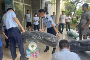Hà Nội: Chuyển hồ sơ vụ kinh doanh quần áo giả mạo nhãn hiệu sang công an xử lý