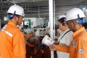 Đội Quản lý Điện lực khu vực Móng Cái hướng dẫn khách hàng sử dụng điện an toàn trong mùa mưa bão