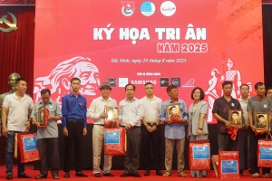 Bắc Ninh: Trao ảnh phục dựng chân dung các Anh hùng liệt sĩ cho thân nhân