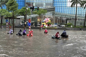 Hà Nội hứng mưa lớn kéo dài trong ngày và đêm nay