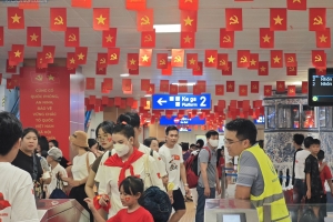 Hà Nội: Người dân chen kín tàu điện xem sơ duyệt Lễ diễu binh, diễu hành kỷ niệm 80 năm Quốc khánh 2/9
