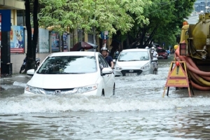 Lời khuyên cho tài xế: Phải làm gì khi xe bị kẹt giữa đường ngập nước?