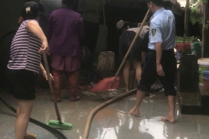 Lực lượng QLTT Thanh Hóa hỗ trợ nhân dân khắc phục hậu quả mưa lũ