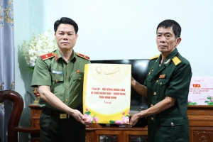 Giám đốc Công an tỉnh Ninh Bình thăm, tặng quà gia đình chính sách, người có công với cách mạng