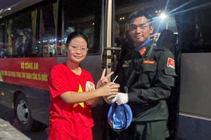 Lan tỏa yêu thương từ những cốc nước học trò