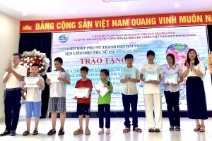 Hội Liên hiệp Phụ nữ phường An Biên trao quà cho trẻ em có hoàn cảnh khó khăn