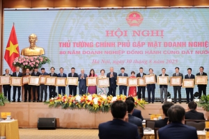 LPBank vinh dự đón nhận Bằng khen của Thủ tướng Chính phủ tại Hội nghị Doanh nghiệp toàn quốc