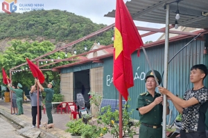Đồn Biên phòng Đảo Trần đón nhận cờ Tổ quốc do tập thể, cá nhân trao tặng