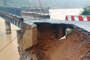 Sạt lở nghiêm trọng tại cầu bắc qua sông Lam, giao thông bị chia cắt