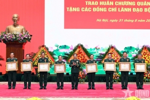 Trao Huân chương Quân công tặng các đồng chí lãnh đạo Bộ Quốc phòng