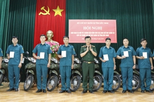 Bộ Chỉ huy Quân sự tỉnh Bắc Ninh bàn giao 198 xe mô tô 2 bánh cho cấp xã