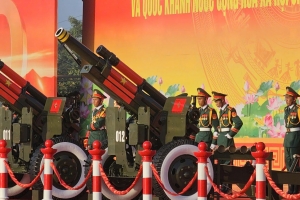 Biển người tập trung quanh Sân vận động Mỹ Đình để được chứng kiến màn khai hỏa của dàn pháo lễ