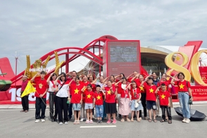 Hàng nghìn người dân Bắc Ninh phấn khởi đi xe miễn phí tham quan Triển lãm thành tựu đất nước tại Hà Nội