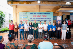 Trao vòng tay nhân ái 2025 - Hồng Ngọc đồng hành chăm sóc sức khỏe người cao tuổi