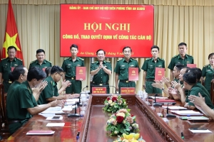 Bộ đội Biên phòng tỉnh An Giang trao quyết định về công tác cán bộ