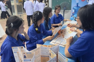 Gian hàng tư vấn của BHXH Tiên Lãng thu hút đông đảo học sinh, phụ huynh và giáo viên