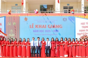 Bí thư Tỉnh ủy Ninh Bình dự Lễ khai giảng năm học mới tại Trường Tiểu học Ninh Giang