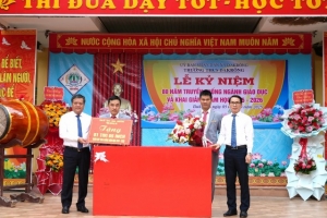 Chủ tịch UBND tỉnh Quảng Trị Trần Phong dự khai giảng tại trường THCS Đakrông