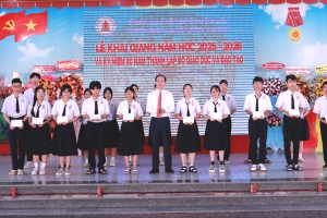 Chủ tịch UBND tỉnh Đồng Tháp dự khai giảng năm học mới 2025 – 2026