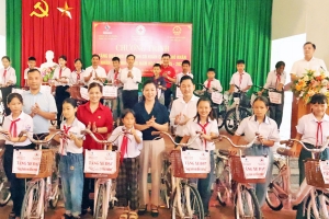 Bắc Ninh: Trao quà cho học sinh có hoàn cảnh khó khăn nhân dịp năm học mới