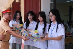 Cảnh sát giao thông Bắc Ninh tặng mũ bảo hiểm, tuyên truyền an toàn giao thông cho học sinh