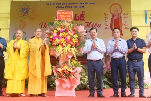 Lãnh đạo tỉnh Bắc Ninh thăm, tặng quà nhân Đại lễ Vu Lan tại chùa Vĩnh Nghiêm